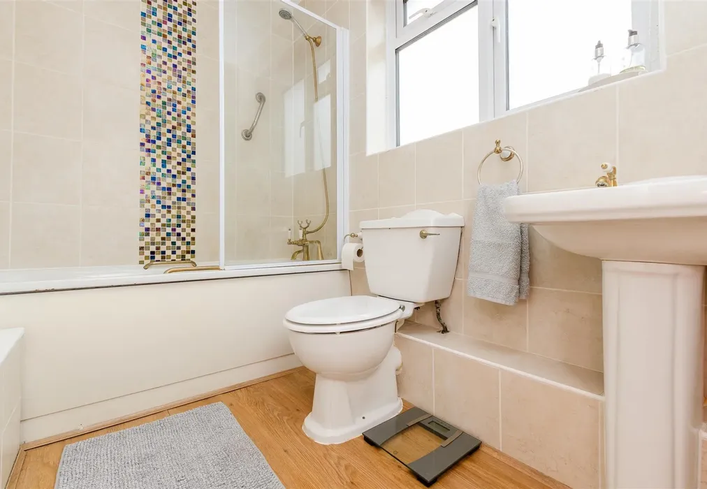 Bathroom - Bleakwood Road, Chatham, Kent - Wards of Kent