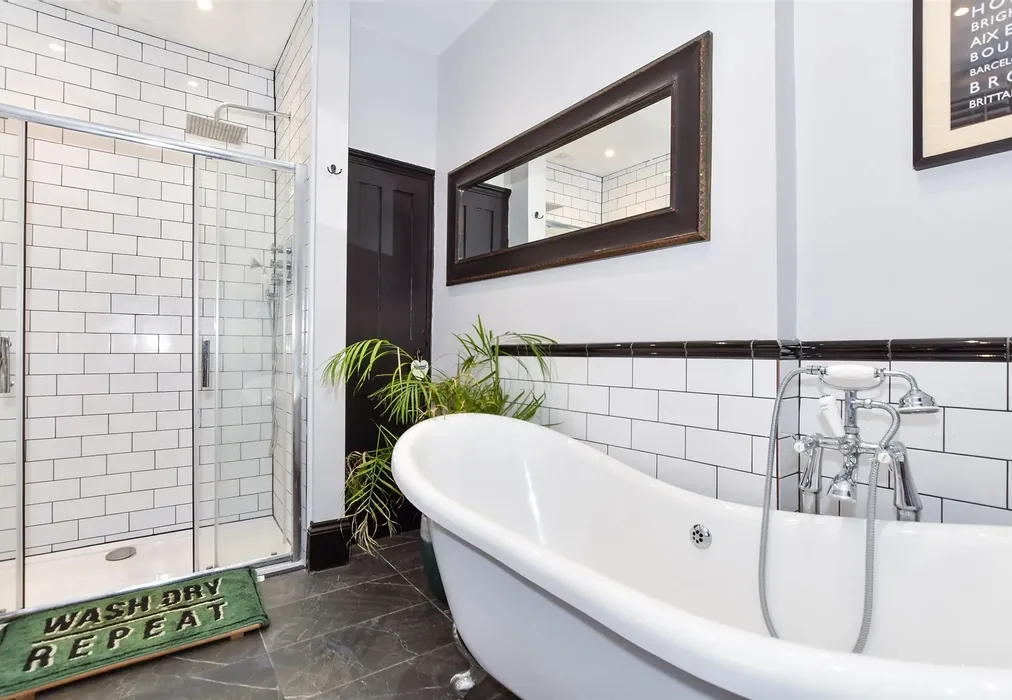 Bathroom - William Street, Herne Bay, Kent - Wards of Kent