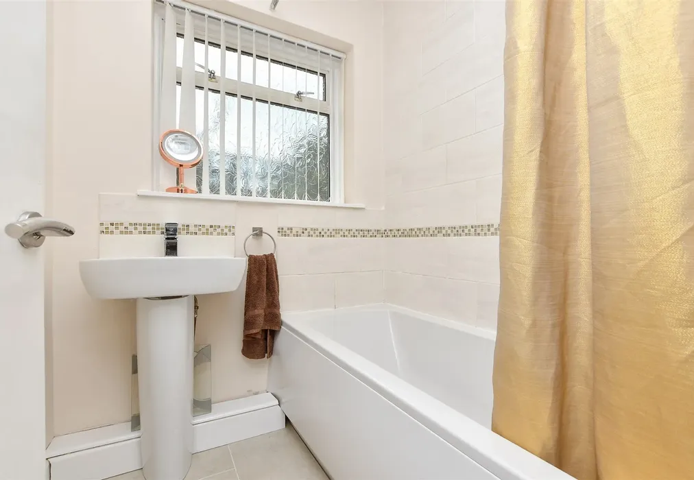 Bathroom - Marrose Avenue, Ramsgate, Kent - Wards of Kent