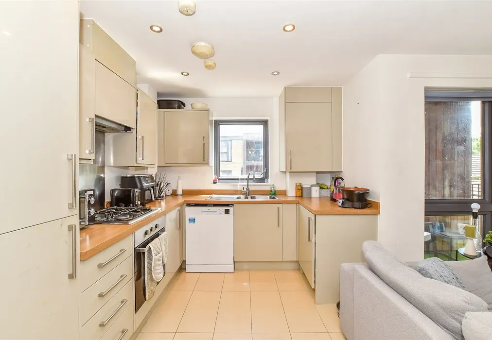 Lounge/ Diner/ Kitchen - Greggs Wood Road, Tunbridge Wells, Kent - Wards of Kent