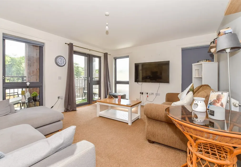 Lounge/ Diner/ Kitchen - Greggs Wood Road, Tunbridge Wells, Kent - Wards of Kent