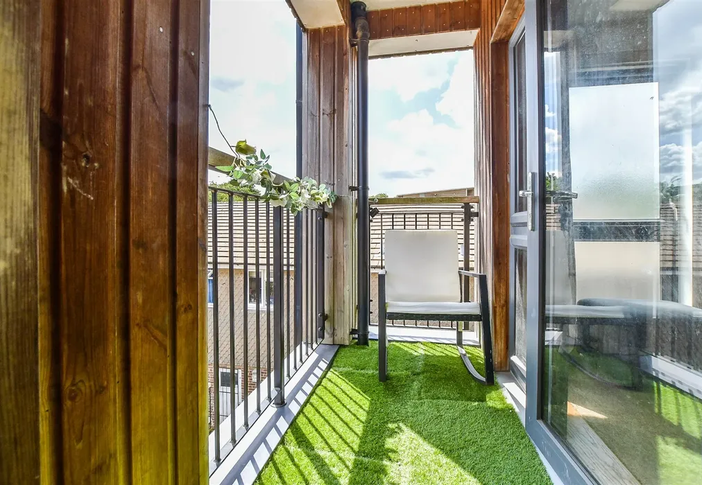 Balcony - Greggs Wood Road, Tunbridge Wells, Kent - Wards of Kent