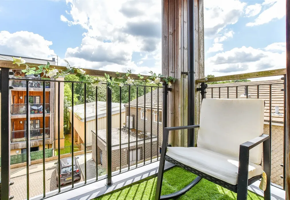 Balcony - Greggs Wood Road, Tunbridge Wells, Kent - Wards of Kent