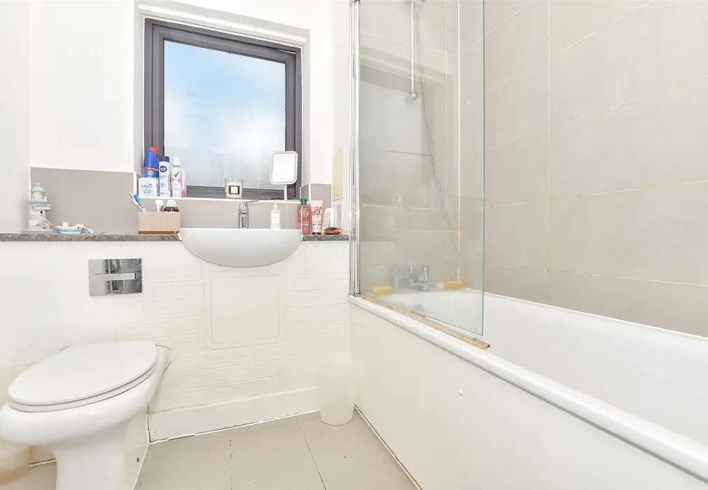 Bathroom - Greggs Wood Road, Tunbridge Wells, Kent - Wards of Kent