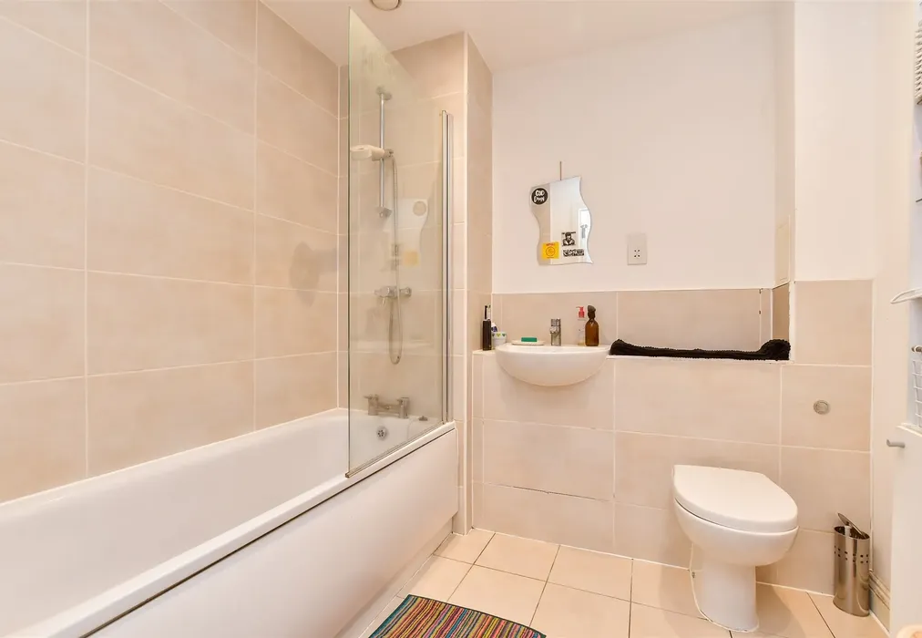 Bathroom - Francis Street, Brighton, East Sussex - Wards of Kent