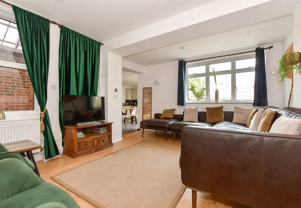 Family Room - Crescent Road, Sandown, Isle of Wight - Wards of Kent