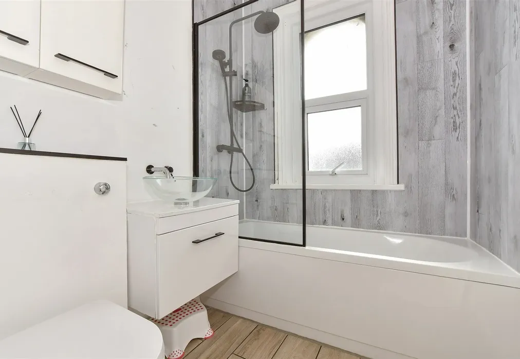 Bathroom - Crescent Road, Sandown, Isle of Wight - Wards of Kent