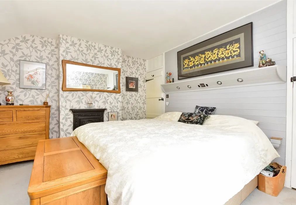 Bedroom 1 - Holtye Road, Hammerwood, East Sussex - Wards of Kent