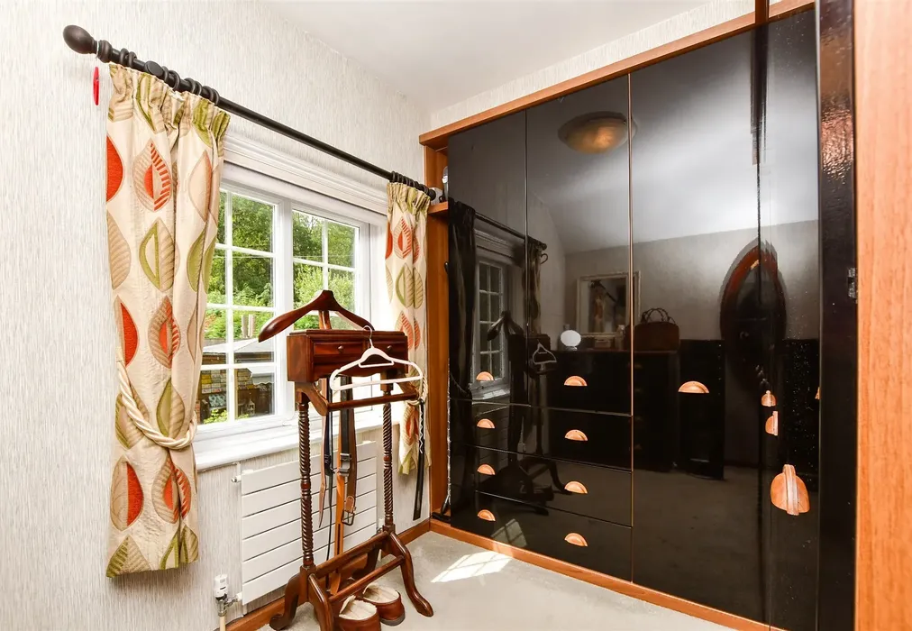 Dressing Area - Holtye Road, Hammerwood, East Sussex - Wards of Kent