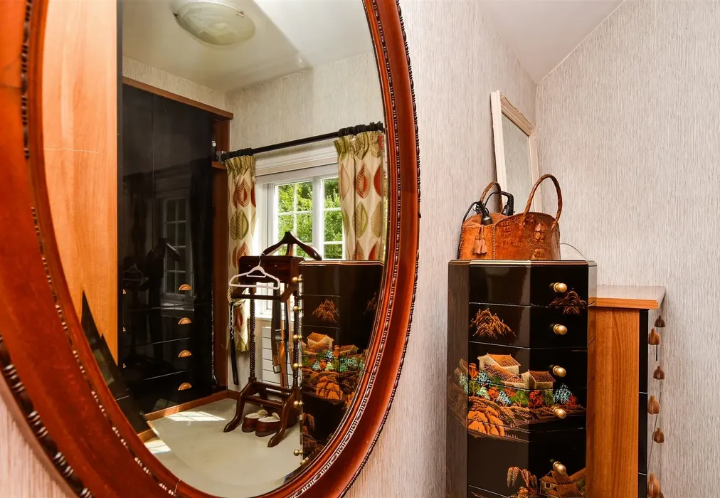 Dressing Area - Holtye Road, Hammerwood, East Sussex - Wards of Kent