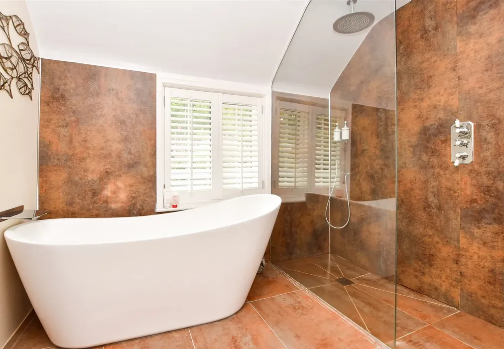 Bathroom - Holtye Road, Hammerwood, East Sussex - Wards of Kent