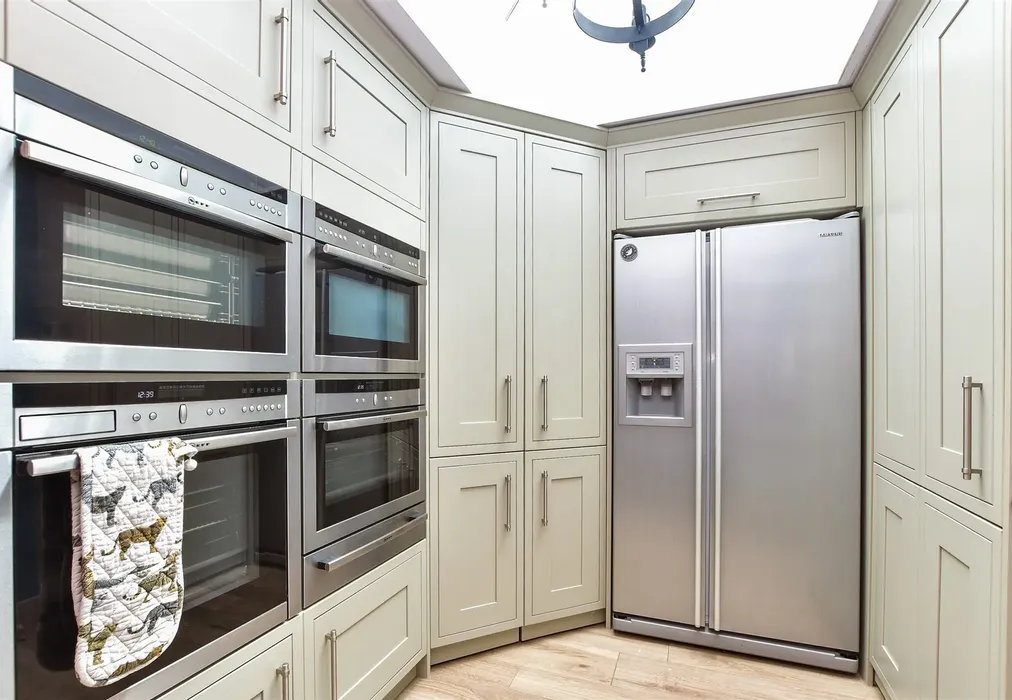 Kitchen - Holtye Road, Hammerwood, East Sussex - Wards of Kent