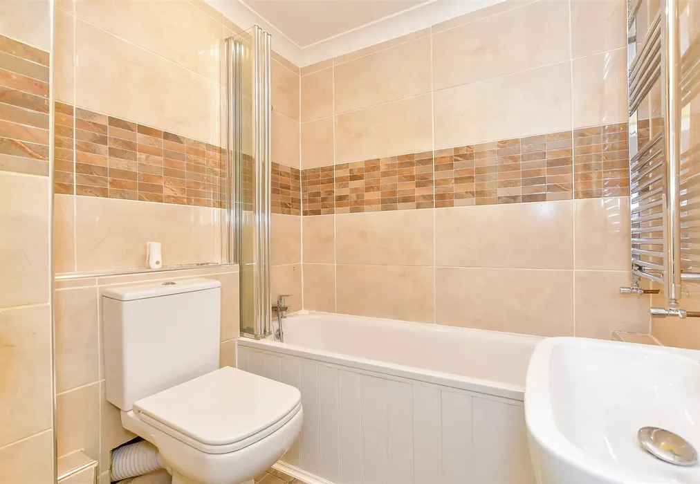 Bathroom - Clarendon Road, Southsea, Hampshire - Wards of Kent