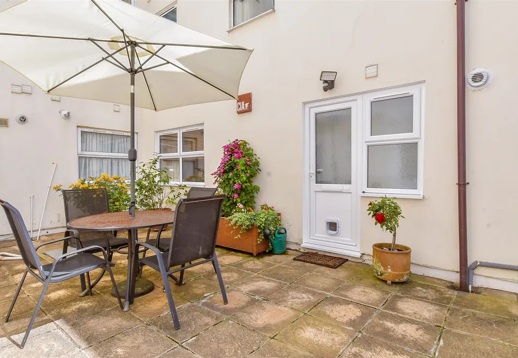 Courtyard Garden - Clarendon Road, Southsea, Hampshire - Wards of Kent