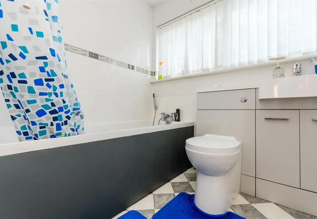 Bathroom - Drudgeon Way, Bean, Dartford, Kent - Wards of Kent