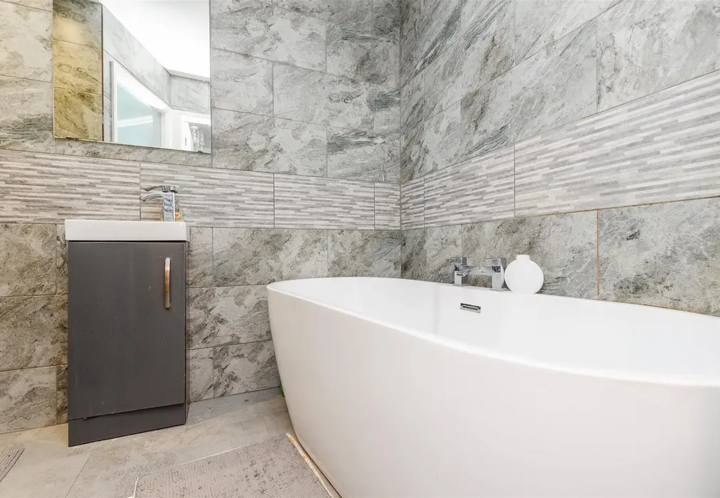 En-Suite Bathroom - Drudgeon Way, Bean, Dartford, Kent - Wards of Kent