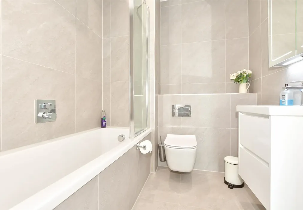 Bathroom - Beach Drive, Ramsgate, Kent - Wards of Kent