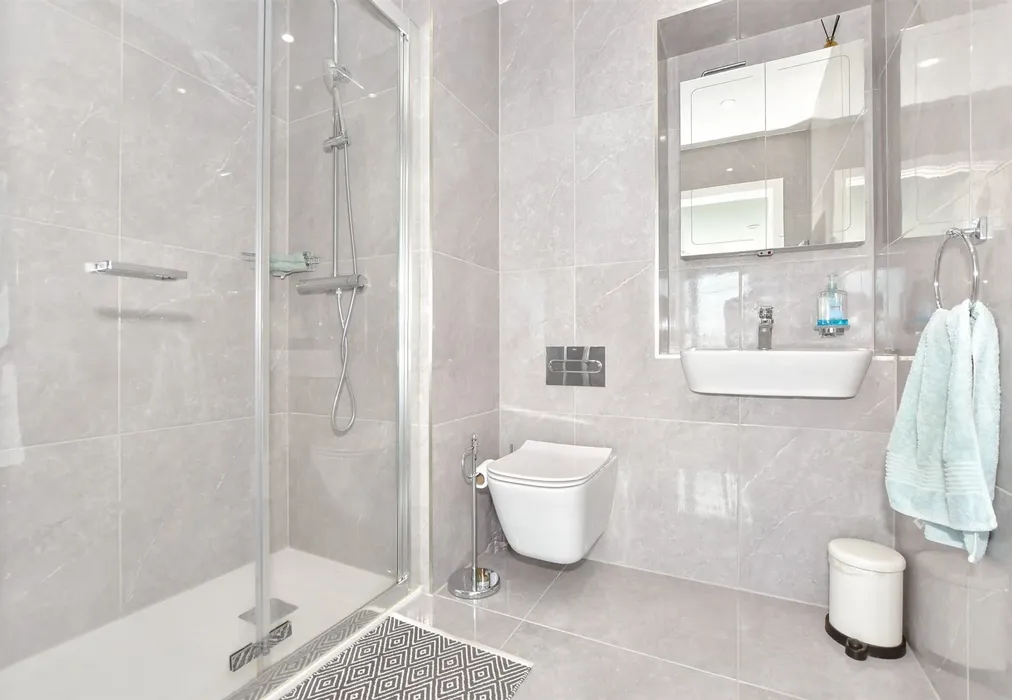 En-Suite Shower Room - Beach Drive, Ramsgate, Kent - Wards of Kent