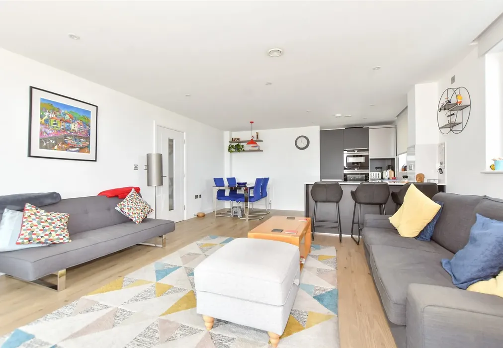 Lounge/ Kitchen - Beach Drive, Ramsgate, Kent - Wards of Kent