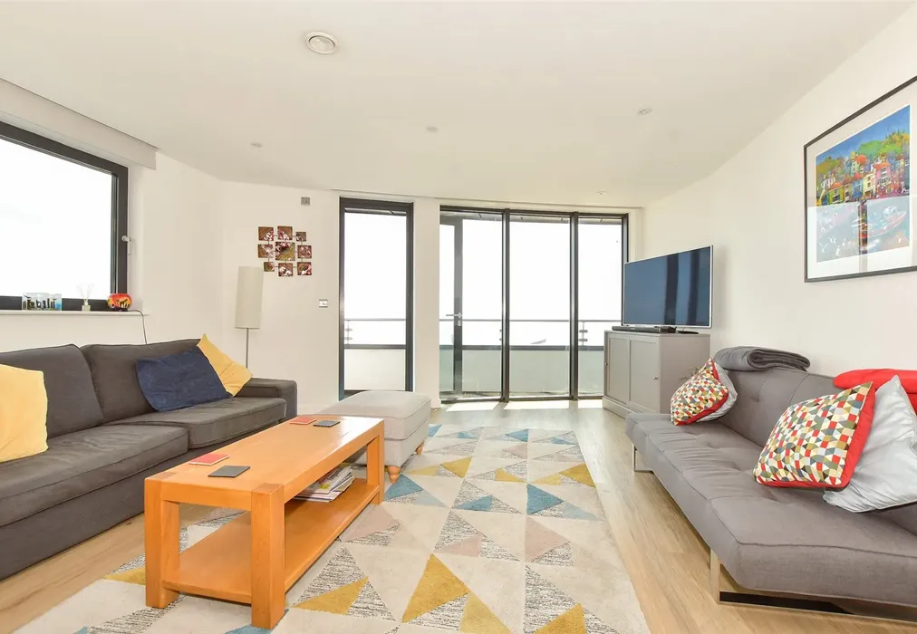 Lounge/ Kitchen - Beach Drive, Ramsgate, Kent - Wards of Kent