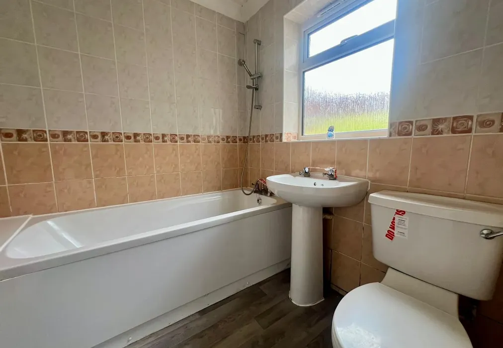 Bathroom - Mead Road, Folkestone, Kent - Wards of Kent