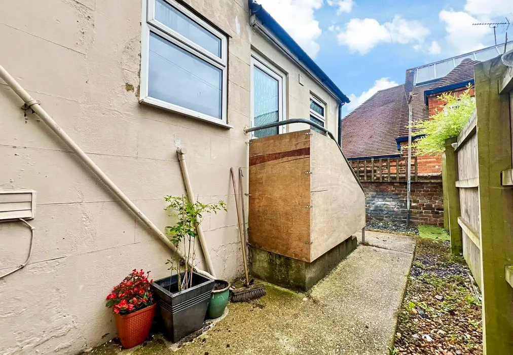 Courtyard Garden - Mead Road, Folkestone, Kent - Wards of Kent