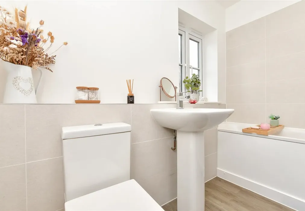 Bathroom - Aylsham Road, Tadworth, Surrey - Wards of Kent