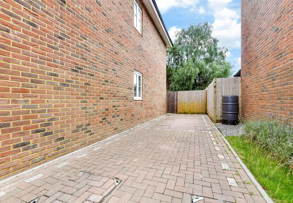 Driveway/Parking - Aylsham Road, Tadworth, Surrey - Wards of Kent