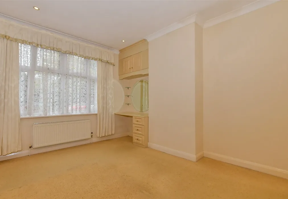 Bedroom 1 - Maidstone Road, Headcorn, Ashford, Kent - Wards of Kent