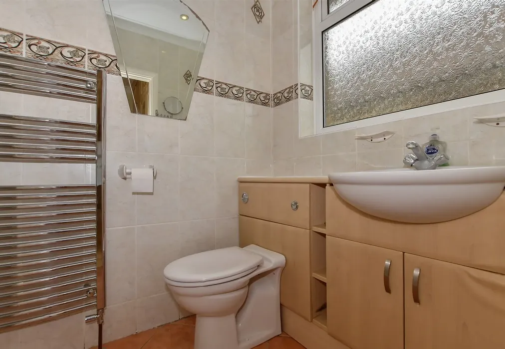 En-Suite - Maidstone Road, Headcorn, Ashford, Kent - Wards of Kent