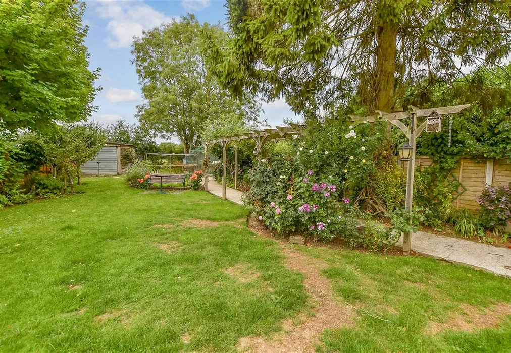 Garden - Maidstone Road, Headcorn, Ashford, Kent - Wards of Kent