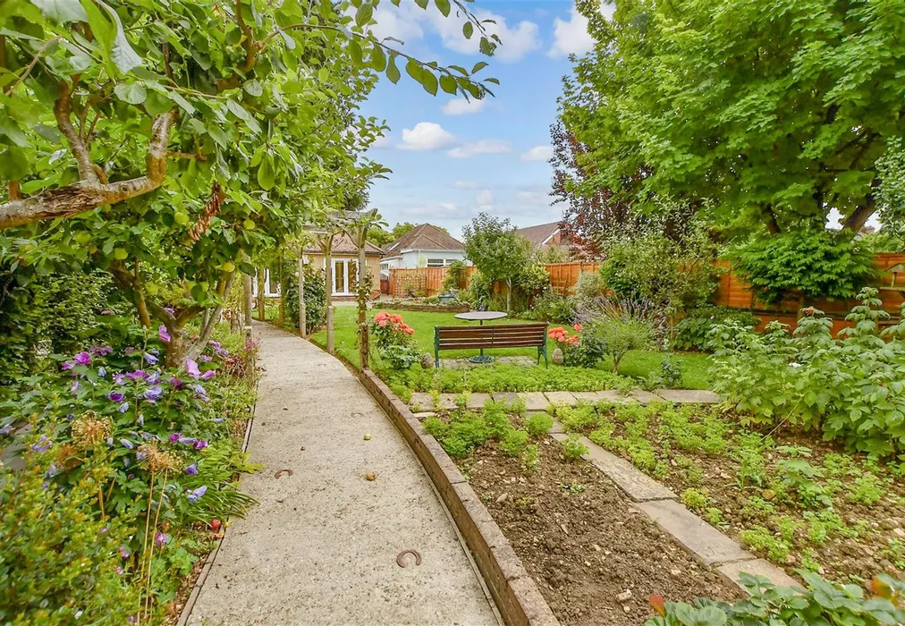 Garden - Maidstone Road, Headcorn, Ashford, Kent - Wards of Kent