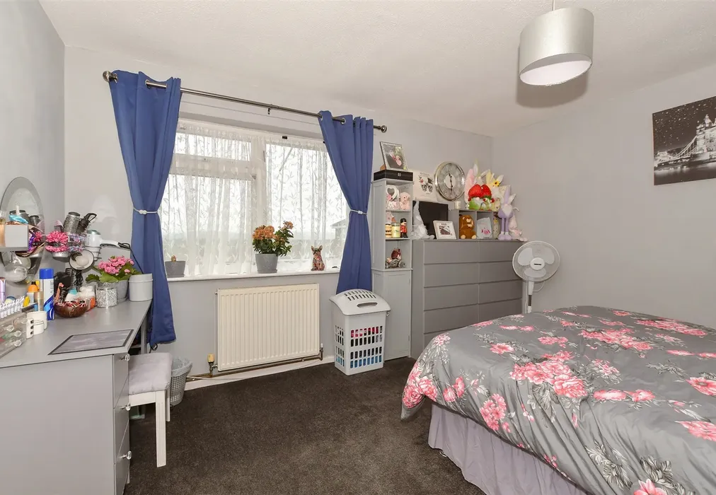 Bedroom 1 - Cedar Court, Petworth, West Sussex - Wards of Kent