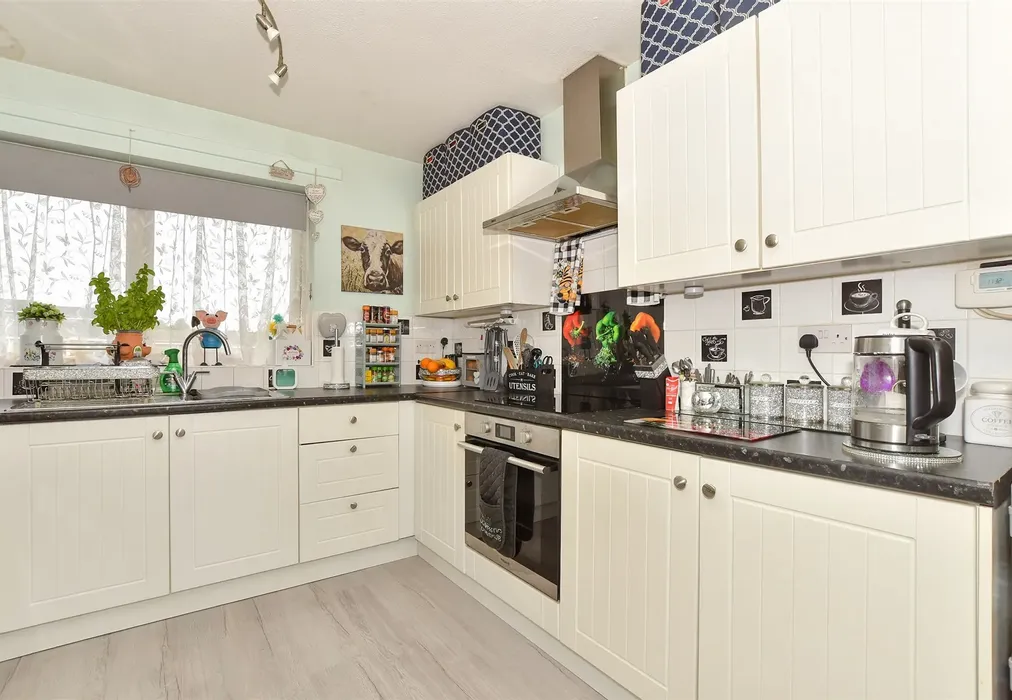 Kitchen - Cedar Court, Petworth, West Sussex - Wards of Kent