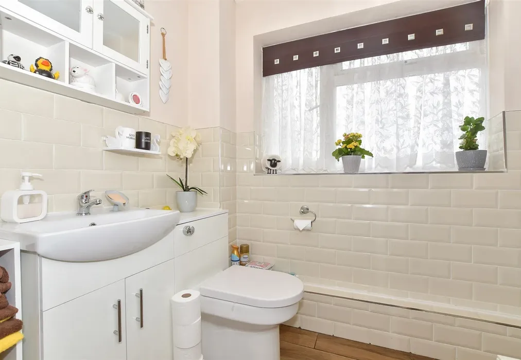 Shower Room - Cedar Court, Petworth, West Sussex - Wards of Kent