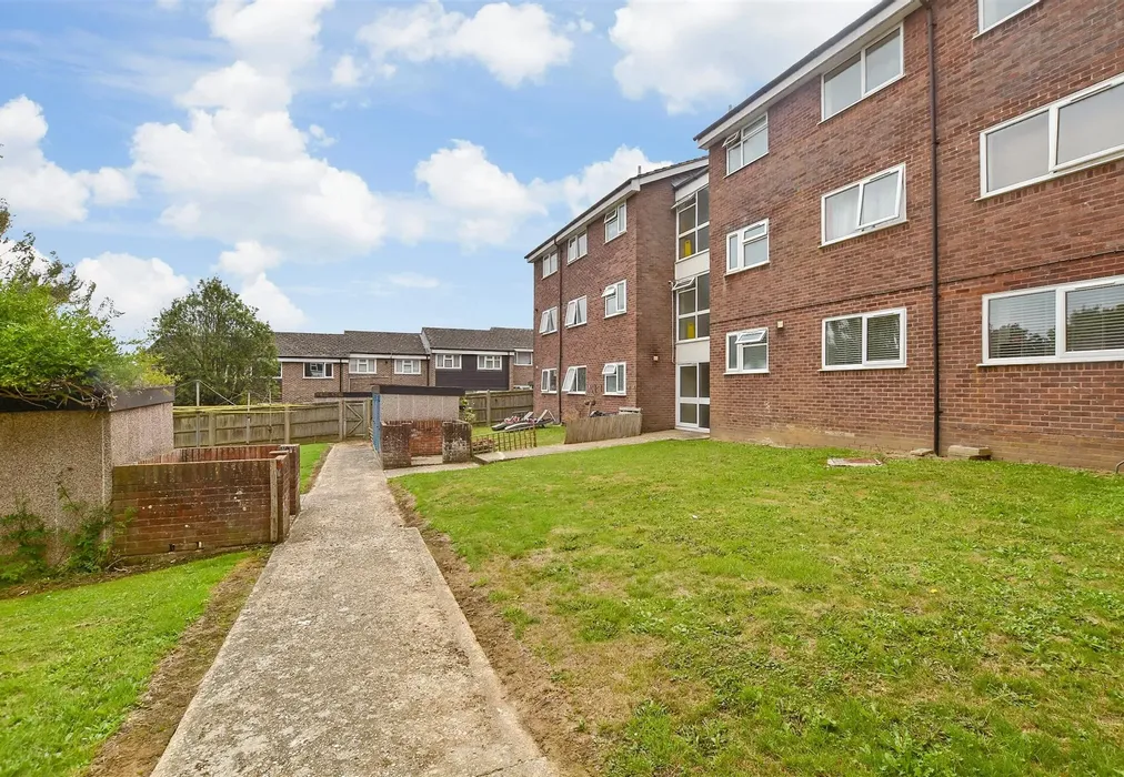 Communal Gardens - Cedar Court, Petworth, West Sussex - Wards of Kent