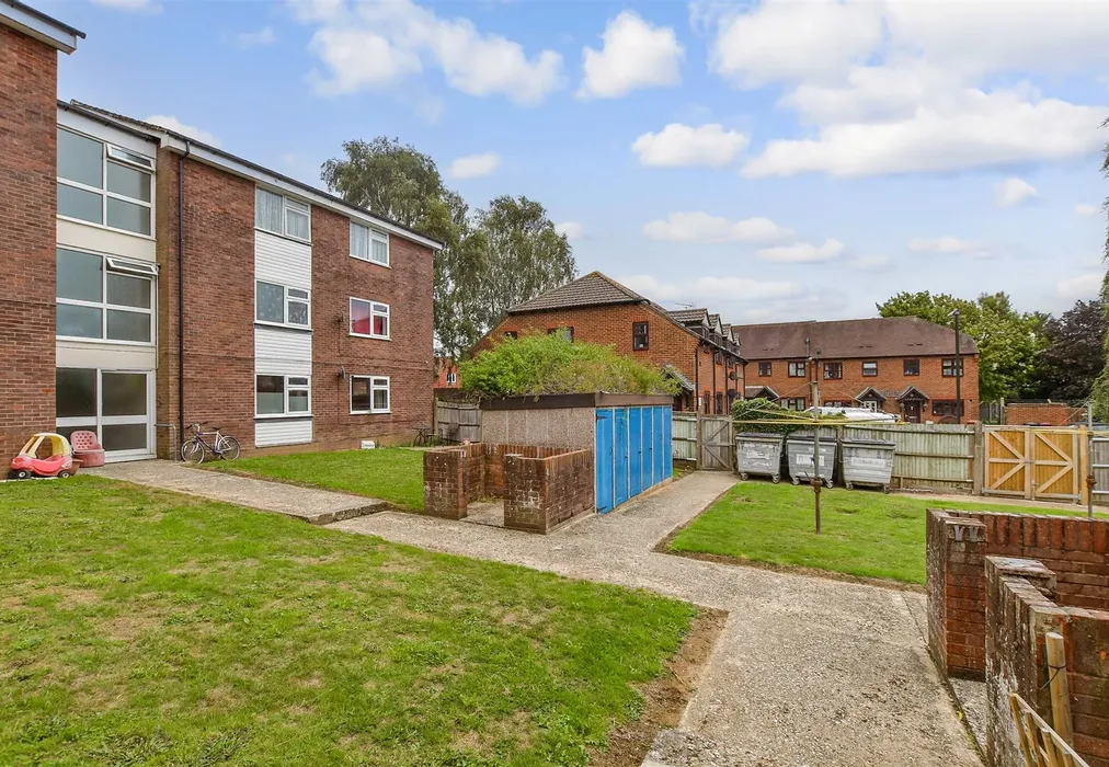 Communal Gardens - Cedar Court, Petworth, West Sussex - Wards of Kent