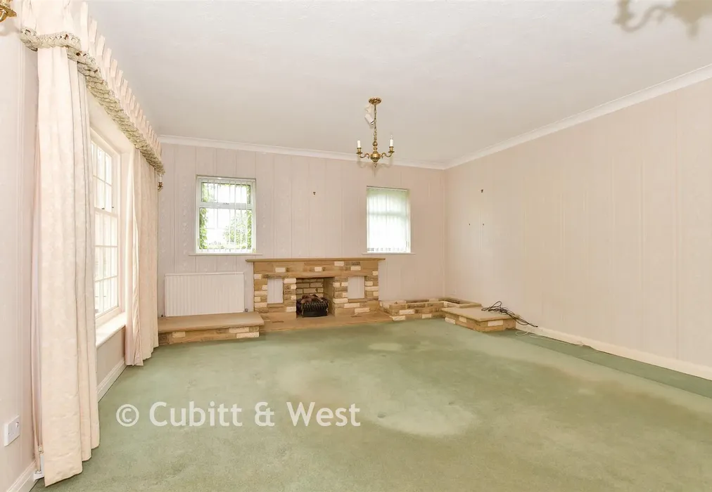 Lounge - Gadbridge Lane, Ewhurst, Cranleigh, Surrey - Wards of Kent