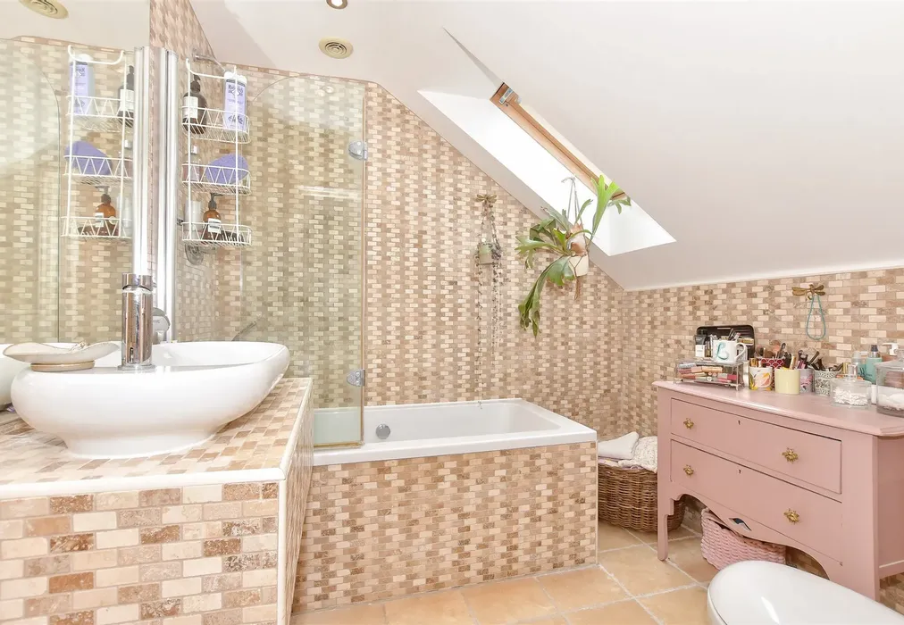 En-Suite Bathroom - St. Mary's Grove, Seasalter, Whitstable, Kent - Wards of Kent