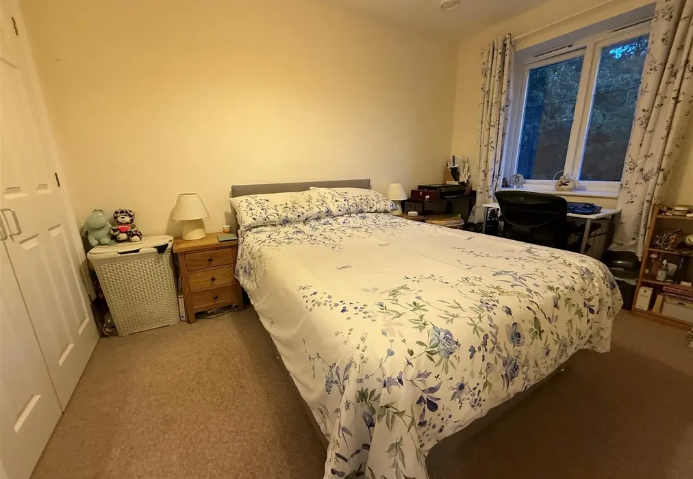 Bedroom 1 - Cricket Green Close, Shackleford, Godalming, Surrey - Wards of Kent