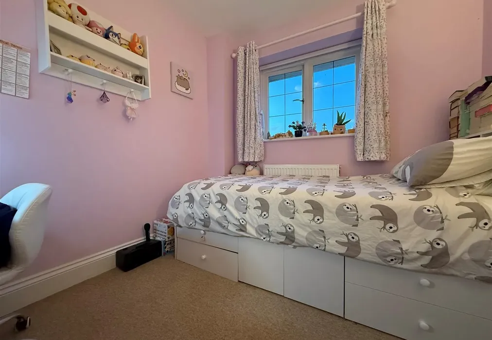 Bedroom 3 - Cricket Green Close, Shackleford, Godalming, Surrey - Wards of Kent