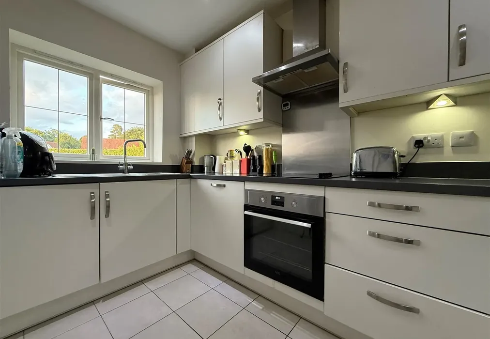 Kitchen - Cricket Green Close, Shackleford, Godalming, Surrey - Wards of Kent
