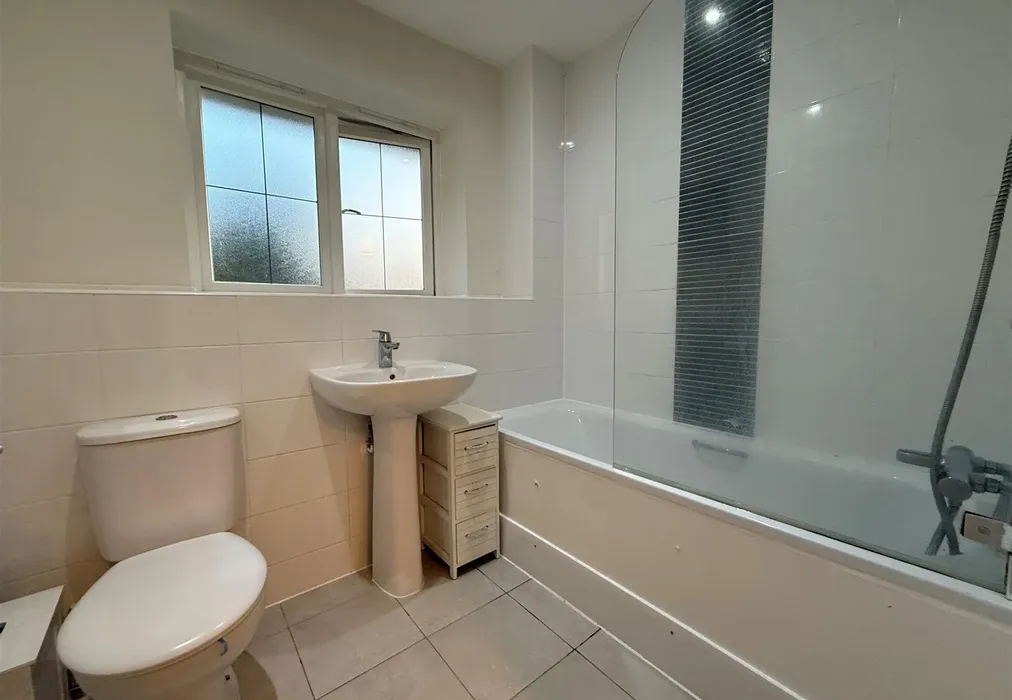 Bathroom - Cricket Green Close, Shackleford, Godalming, Surrey - Wards of Kent