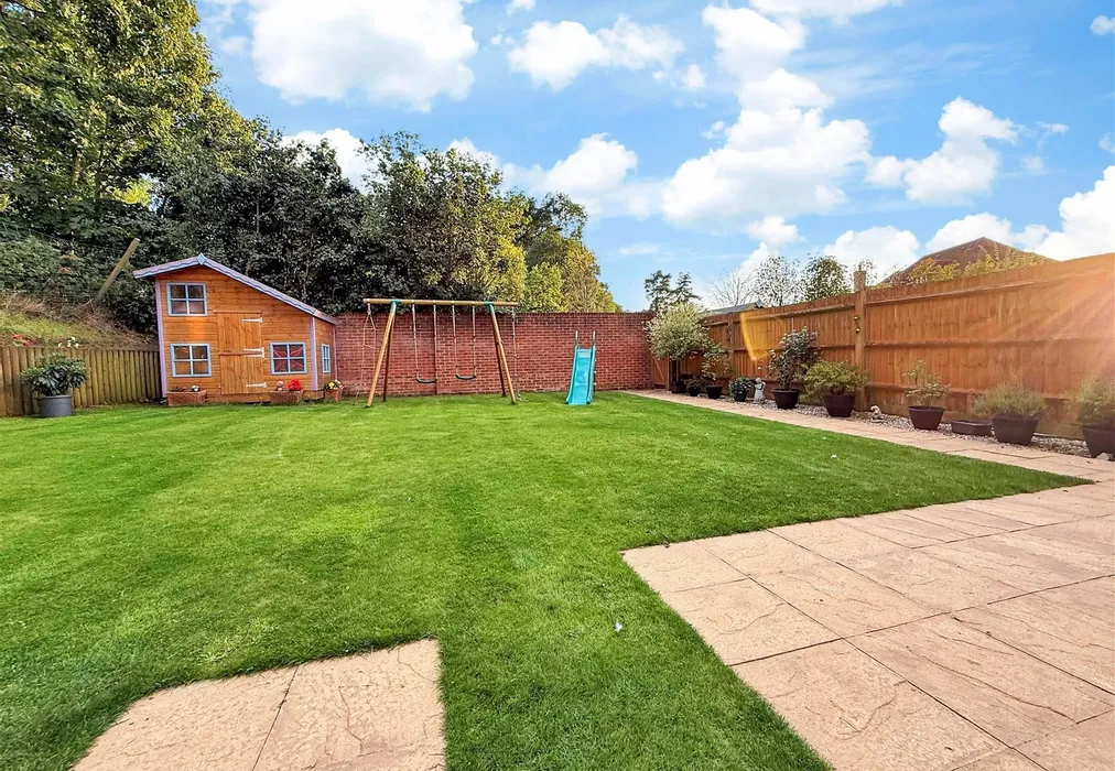 Garden - Cricket Green Close, Shackleford, Godalming, Surrey - Wards of Kent