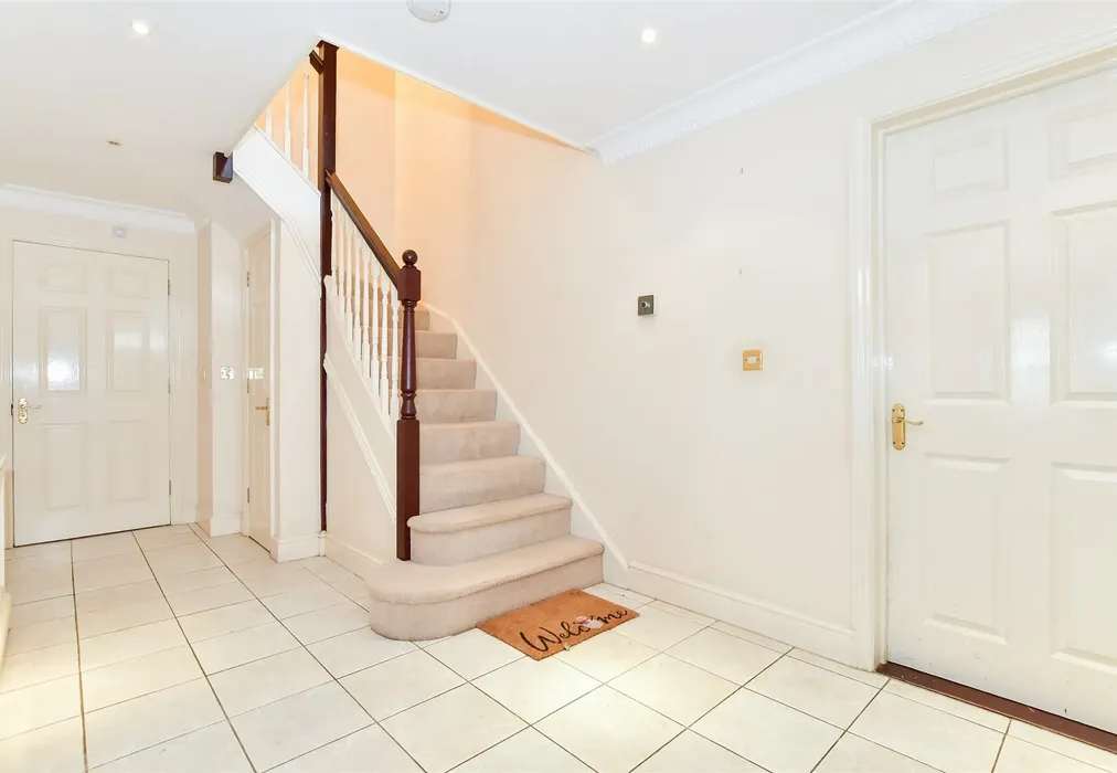 Entrance Hall - Kendall Avenue, Kings Hill, West Malling, Kent - Wards of Kent