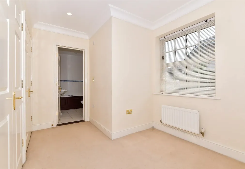 Walk-In Wardrobe - Kendall Avenue, Kings Hill, West Malling, Kent - Wards of Kent
