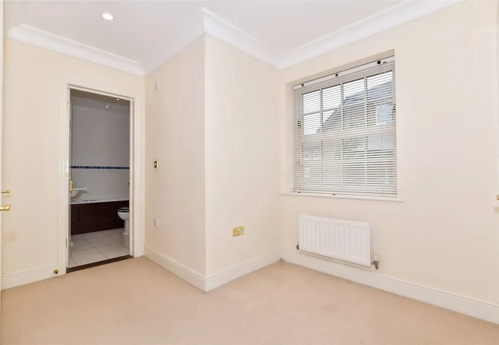 Walk-In Wardrobe - Kendall Avenue, Kings Hill, West Malling, Kent - Wards of Kent