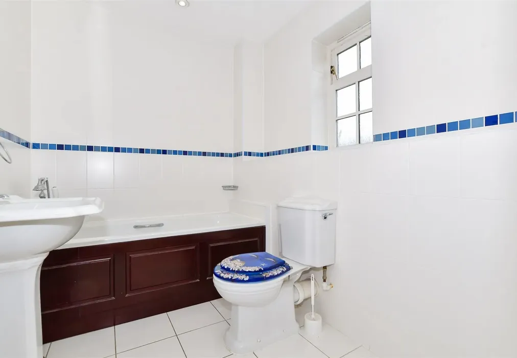En-Suite Bathroom - Kendall Avenue, Kings Hill, West Malling, Kent - Wards of Kent