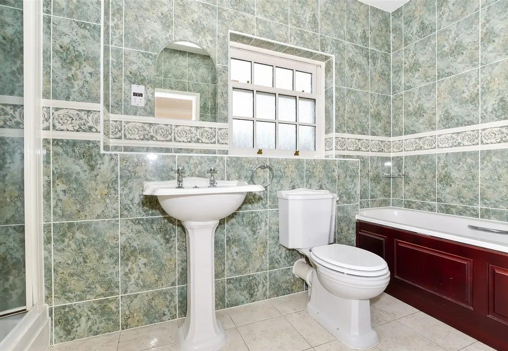 Bathroom - Kendall Avenue, Kings Hill, West Malling, Kent - Wards of Kent