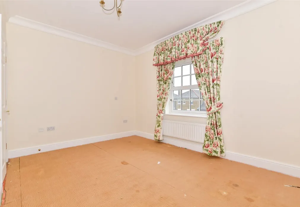 Bedroom 5 - Kendall Avenue, Kings Hill, West Malling, Kent - Wards of Kent